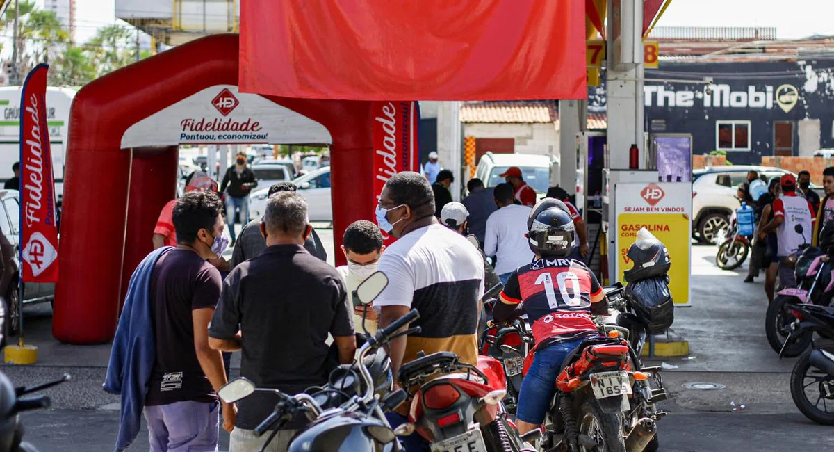 Fila de motocicleta para abastecimento