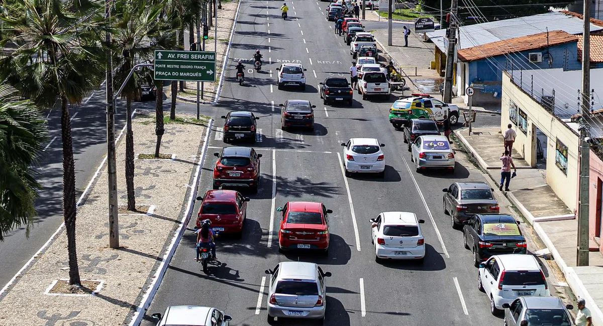 Fila de veículos para abastecimento em Posto