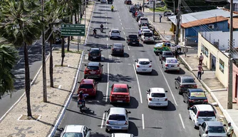 Fila de veículos para abastecimento em Posto