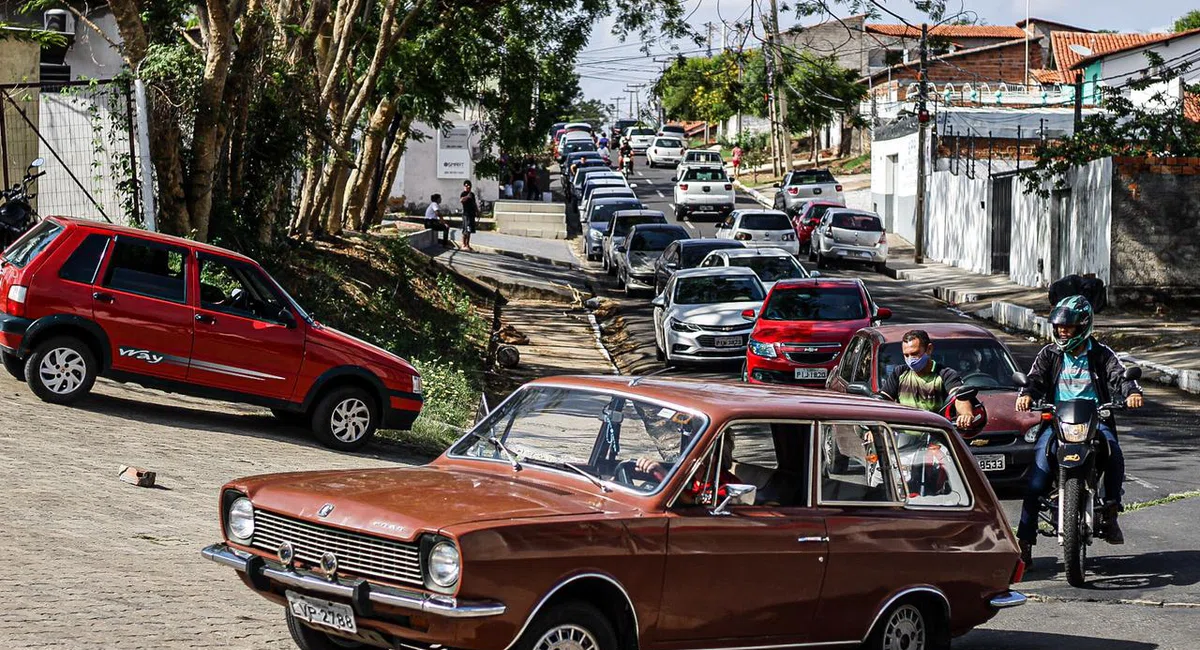 Fila de veículos para abastecimento em Posto