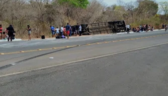 Ônibus tombou na pista