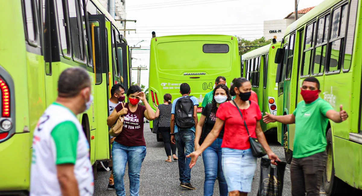 Usuários são obrigados a descer dos ônibus