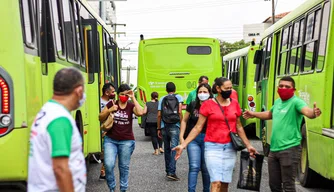 Usuários são obrigados a descer dos ônibus