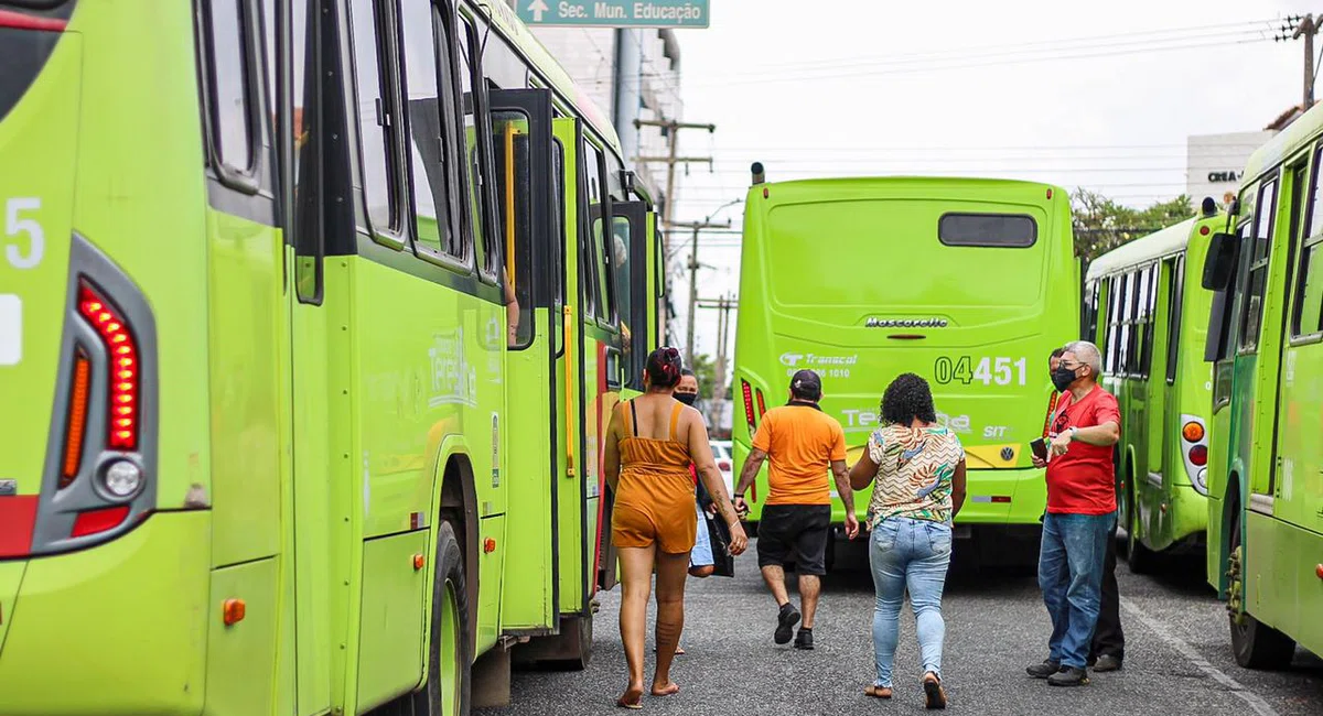 Usuários são obrigado a descer do ônibus