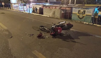 Acidente envolvendo um carro e uma motocicleta