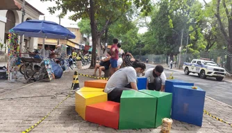 Prefeitura de Teresina realiza instalações mobiliárias lúdicas na praça da Bandeira.