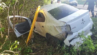 Veículo após capotamento na BR 343 em Piripiri-PI.