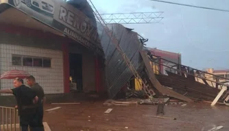 Estabelecimento comercial impactado por forte chuva em Picos.