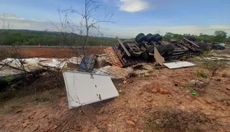 Caminhão carregado de placas solares tomba na BR 135 em Bertolínia-PI.