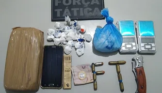 Materiais apreendidos pela Polícia Militar na residência do acusado.