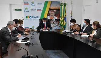 Reunião com equipe do governo para aprovação do orçamento.