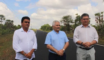 Elmano Férrer durante visita as obras na BR-226