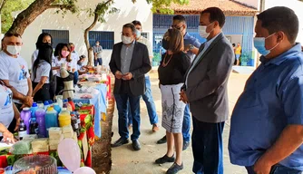 Alunos e técnicos em feira realizada pela FWF.