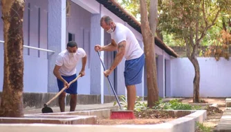 Detentos realizando reformas