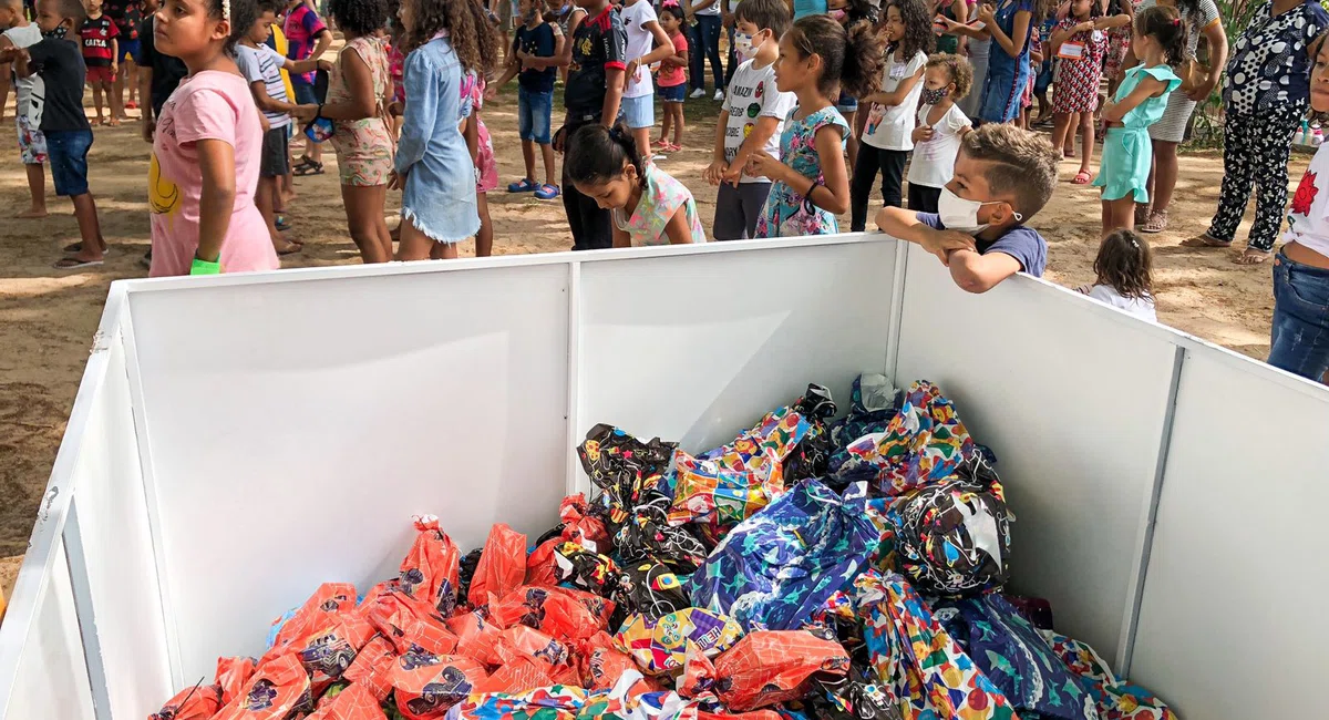 Dr. Pessoa presenteia crianças no Parque da Cidadania