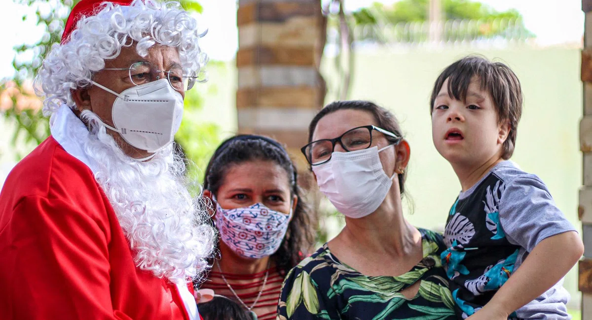 Dr. Pessoa presenteia crianças no Parque da Cidadania