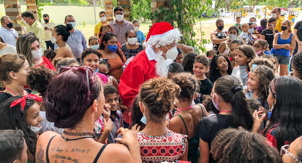 Dr. Pessoa presenteia crianças no Parque da Cidadania