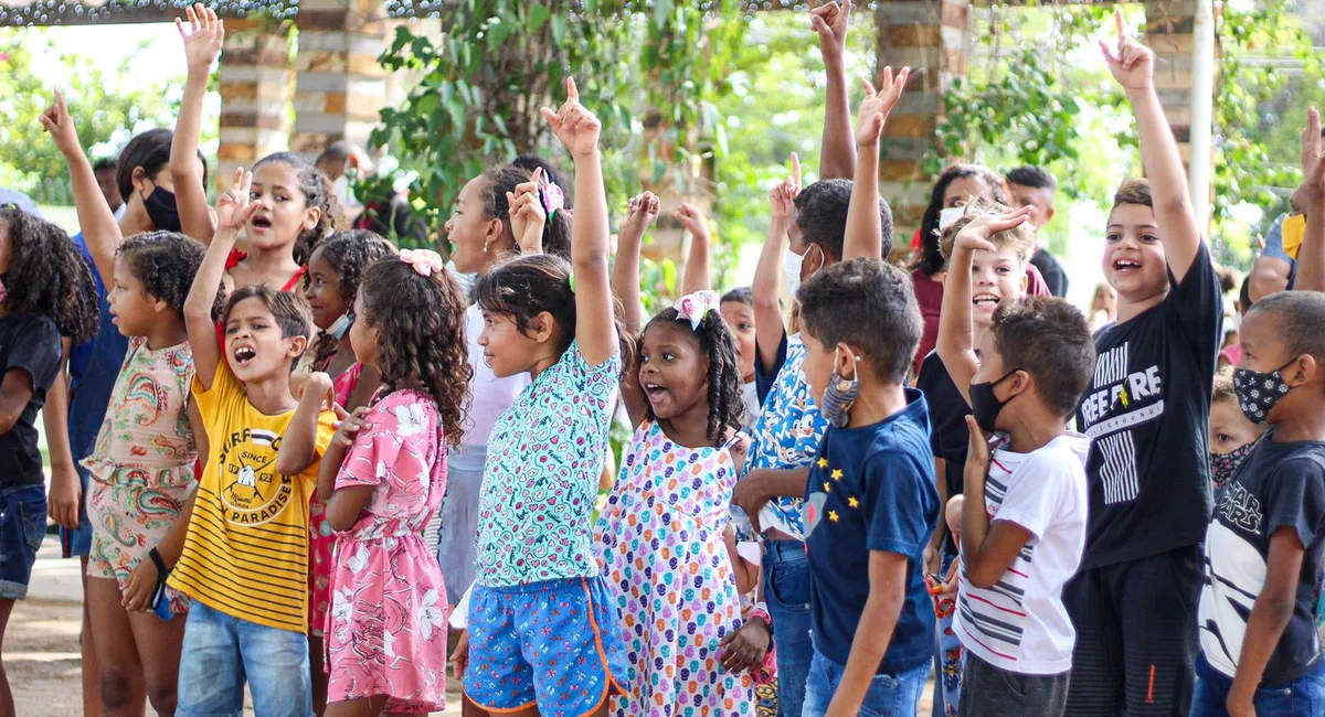 Dr. Pessoa presenteia crianças no Parque da Cidadania