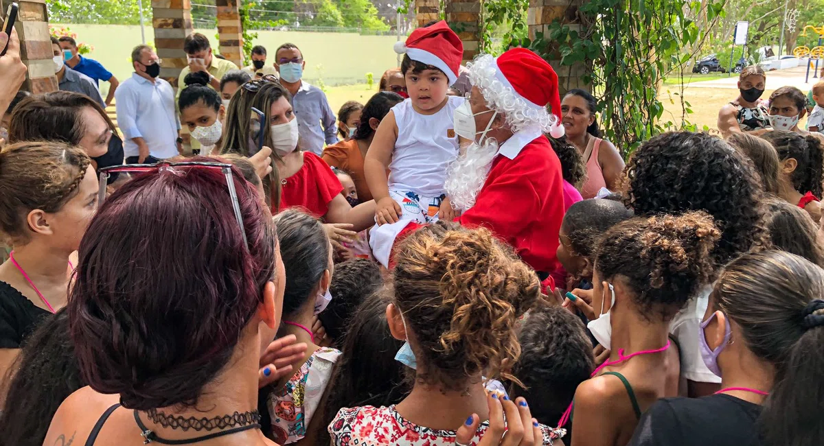 Dr. Pessoa presenteia crianças no Parque da Cidadania