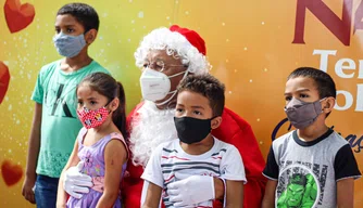 Dr. Pessoa presenteia crianças no Parque da Cidadania