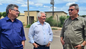 Elmano Férrer durante visita as obras de pavimentação