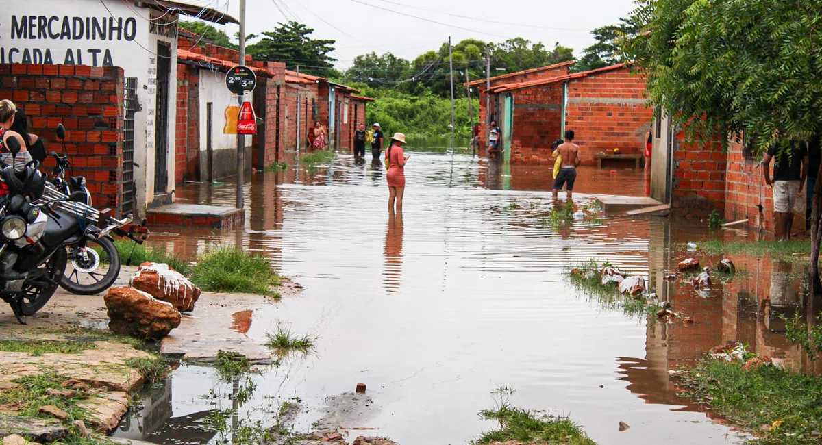 Alagamento na vila Apolônia em Teresina