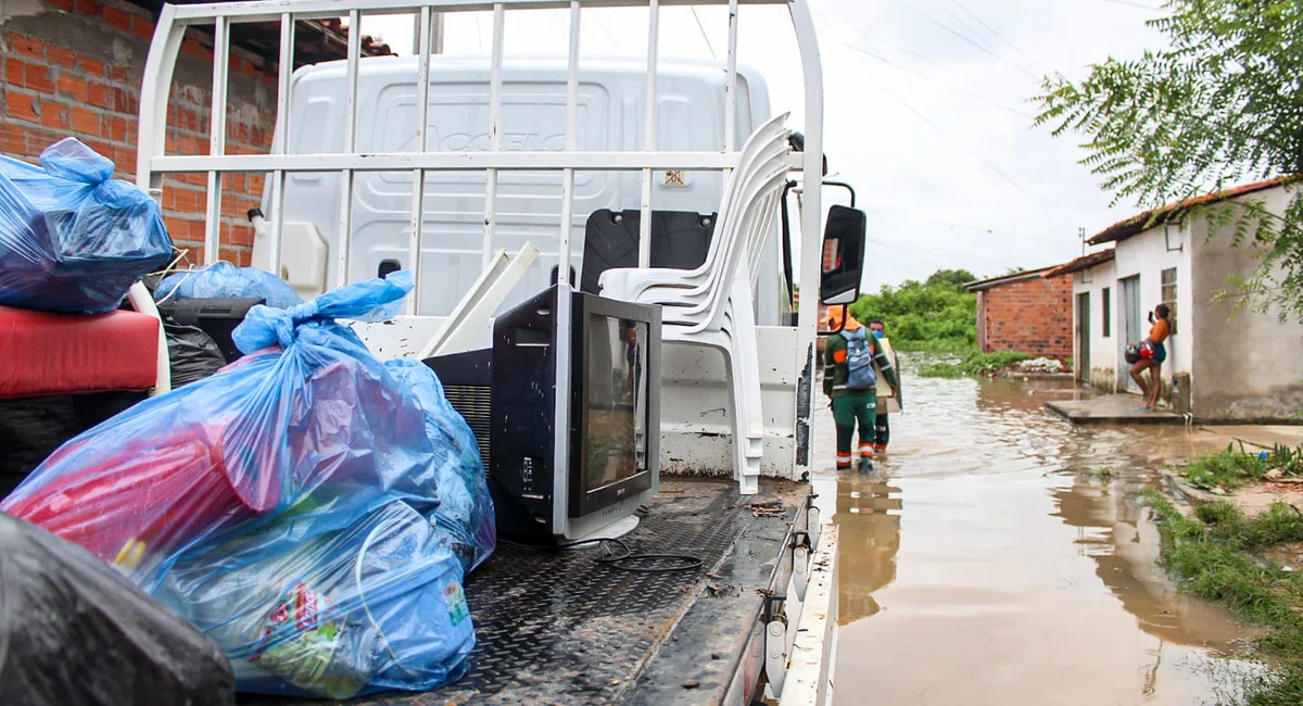 Alagamento na vila Apolônia em Teresina