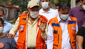 Governador Wellington Dias e Prefeito de Teresina Dr. Pessoa visitam áreas alagadas em Teresina