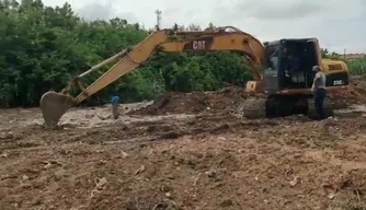 Limpeza da lagoa do bairro Satélite em Teresina.