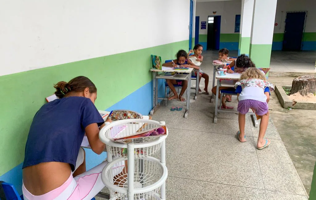 Famílias abrigadas na escola municipal Domingos Afonso Mafrense