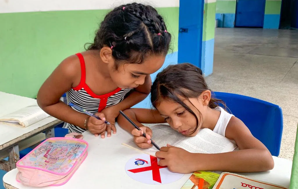 Famílias abrigadas na escola municipal Domingos Afonso Mafrense