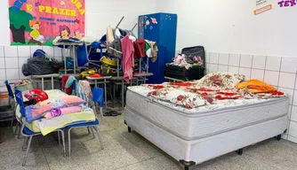 Famílias abrigadas na escola municipal Domingos Afonso Mafrense