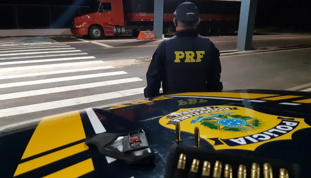 PRF apreende munições com caminhoneiro na cidade de Valença do Piauí