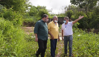 Dr. Pessoa em visita as obras da SAAD na região Leste de Teresina.