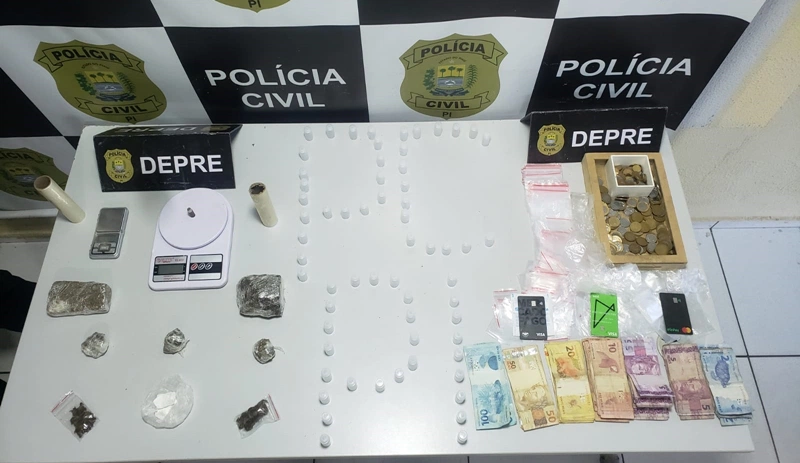 Material apreendido pela Polícia Civil em residência no bairro Alto da Ressurreição.