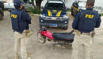 Motocicleta recuperada pela PRF em Alvorada do Gurguéia.