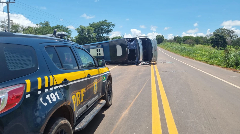 Acidente envolvendo tombamento de ônibus em Cristalândia do Piauí.