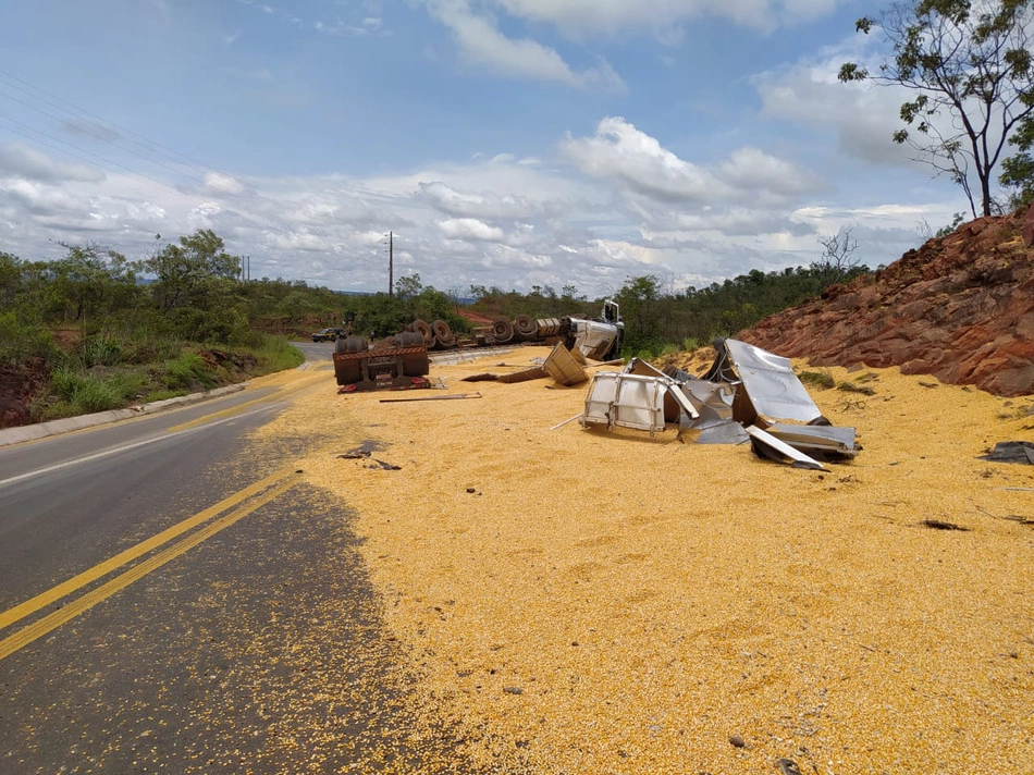 Caminhão após tombar na BR 135 em São Gonçalo do Gurguéia.