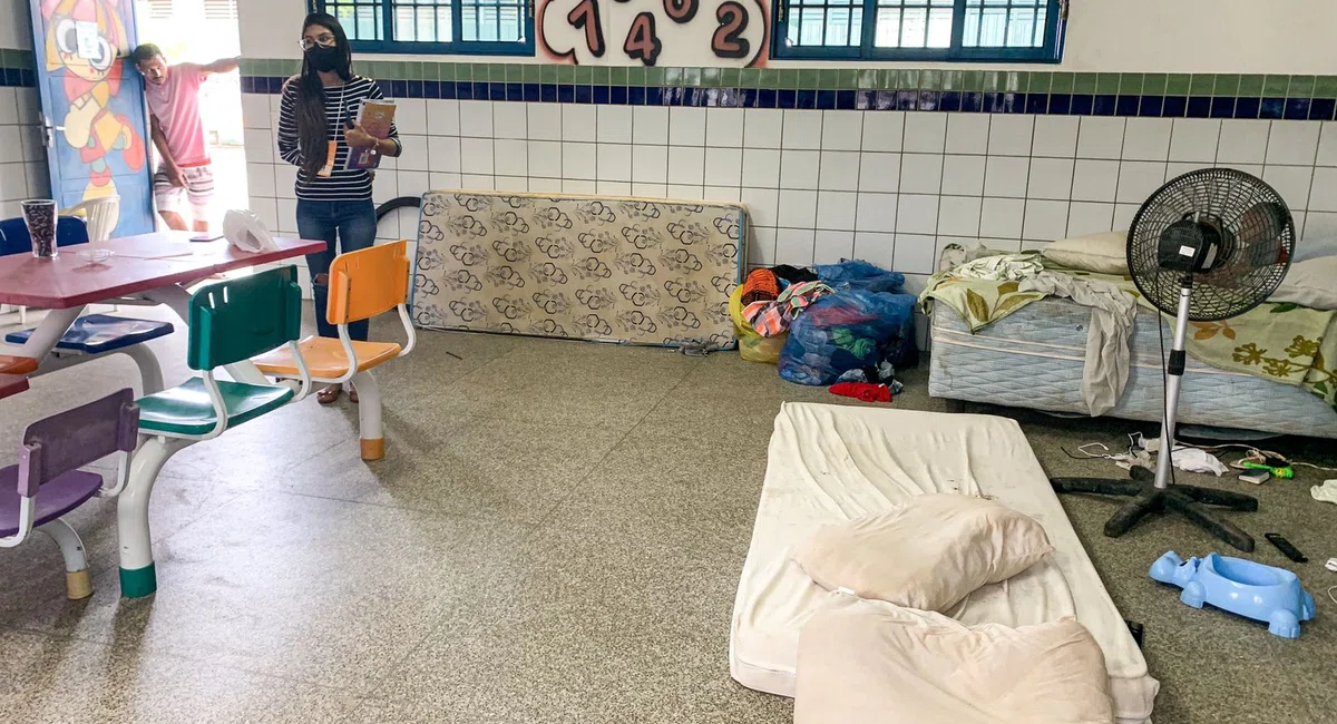 Famílias abrigadas na escola municipal Minha Casa