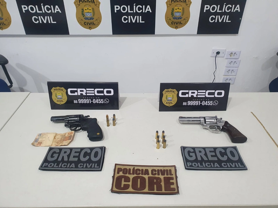 Material apreendido durante abordagem da Polícia Civil.