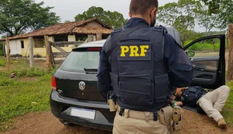 PRF recupera carro roubado em Jerumenha.