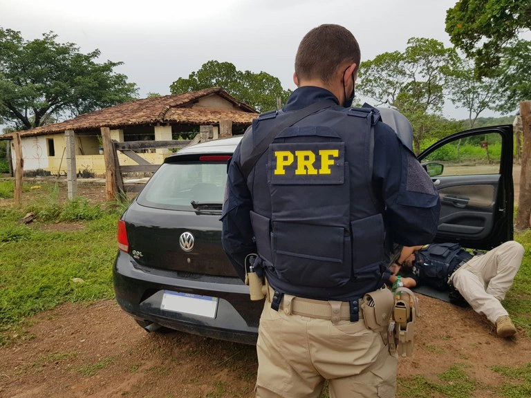 PRF recupera carro roubado em Jerumenha.