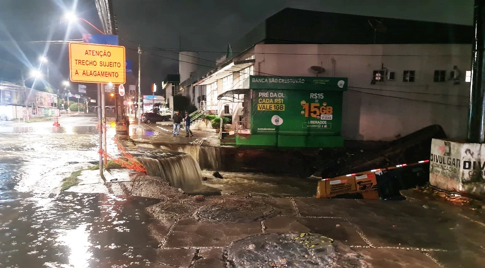 Corpo de Bombeiros realiza trabalhos após fortes chuvas em Teresina.