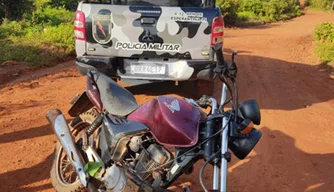 Motocicleta com restrição de roubo recuperada em Esperantina.