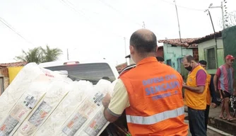 Semcaspi em entrega dos auxílios oferecidos pelo Programa Cidade Solidária.