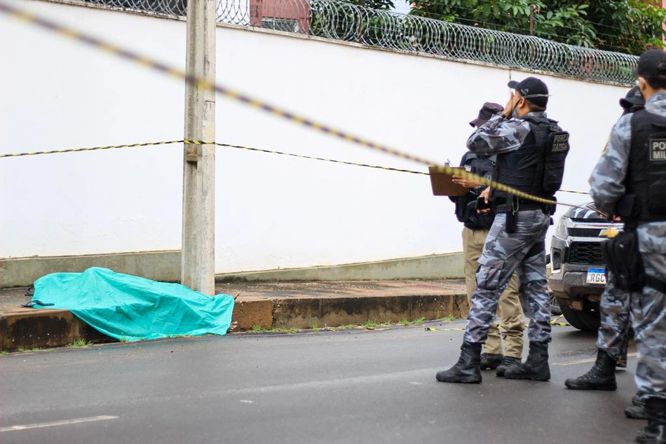 Corpo de suspeito de assalto morto na manhã desta sexta-feira (18).