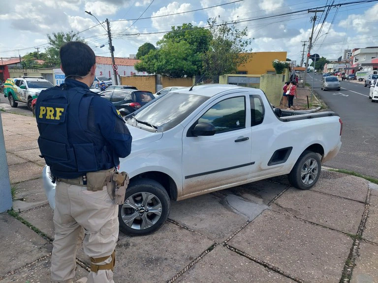 PRF recupera carro roubado em Teresina.