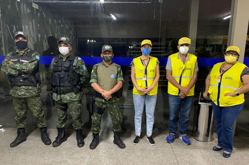 Equipes da Vigilância Sanitária municipal e Polícia Militar.