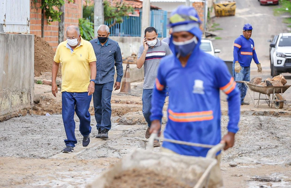 Dr. Pessoa visita obra no bairro Satélite.