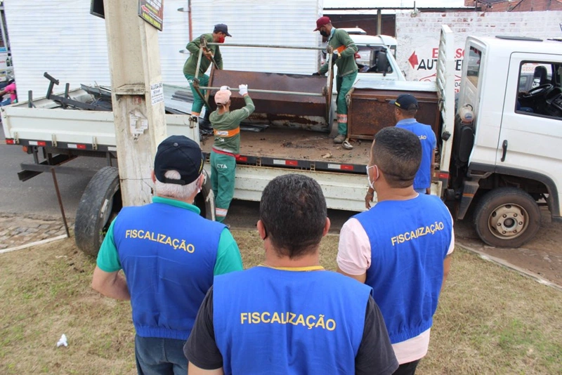 Saad Sudeste remove instalações irregulares na Noé Mendes em Teresina.